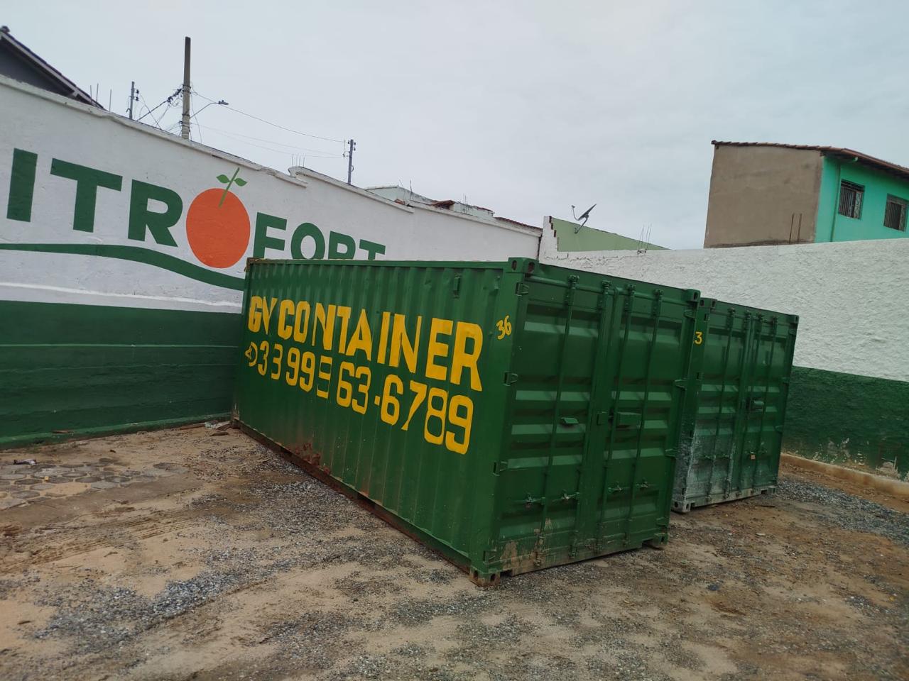 Containers da GV com portas metálicas de acesso
