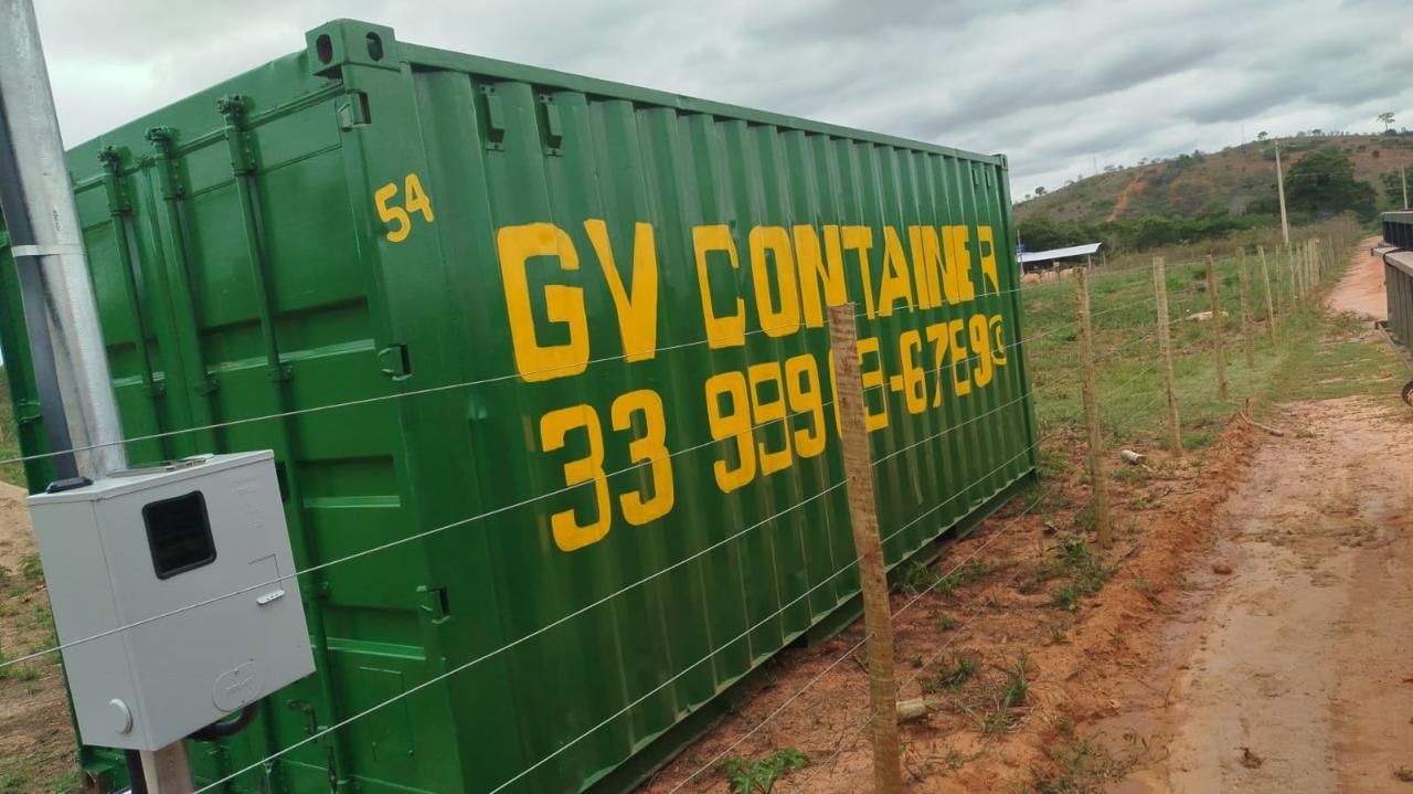 Container verde da GV em uma área de apoio externa