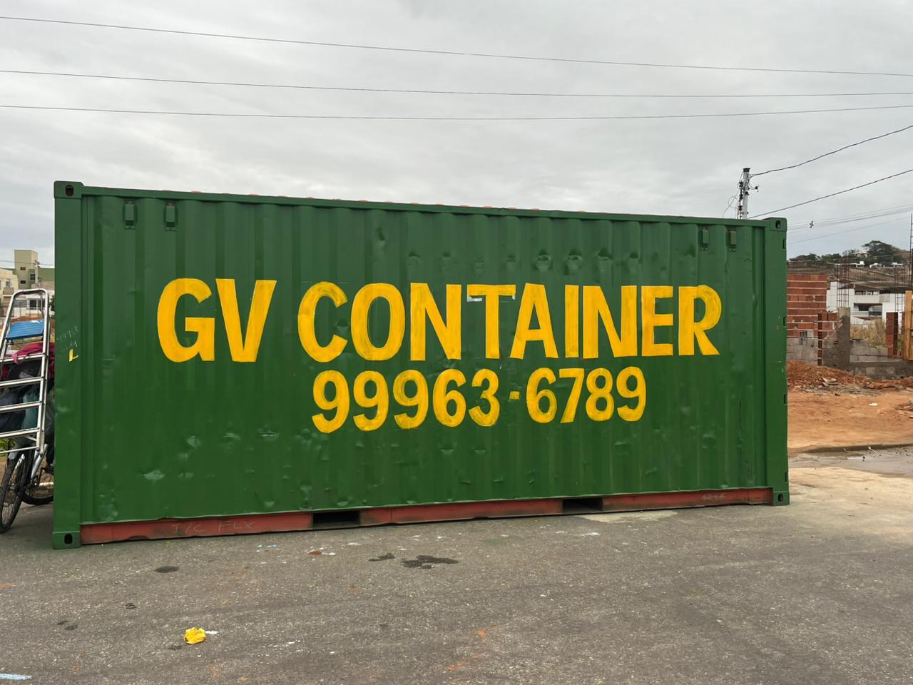 Vista lateral de um container verde com a marca GV Container