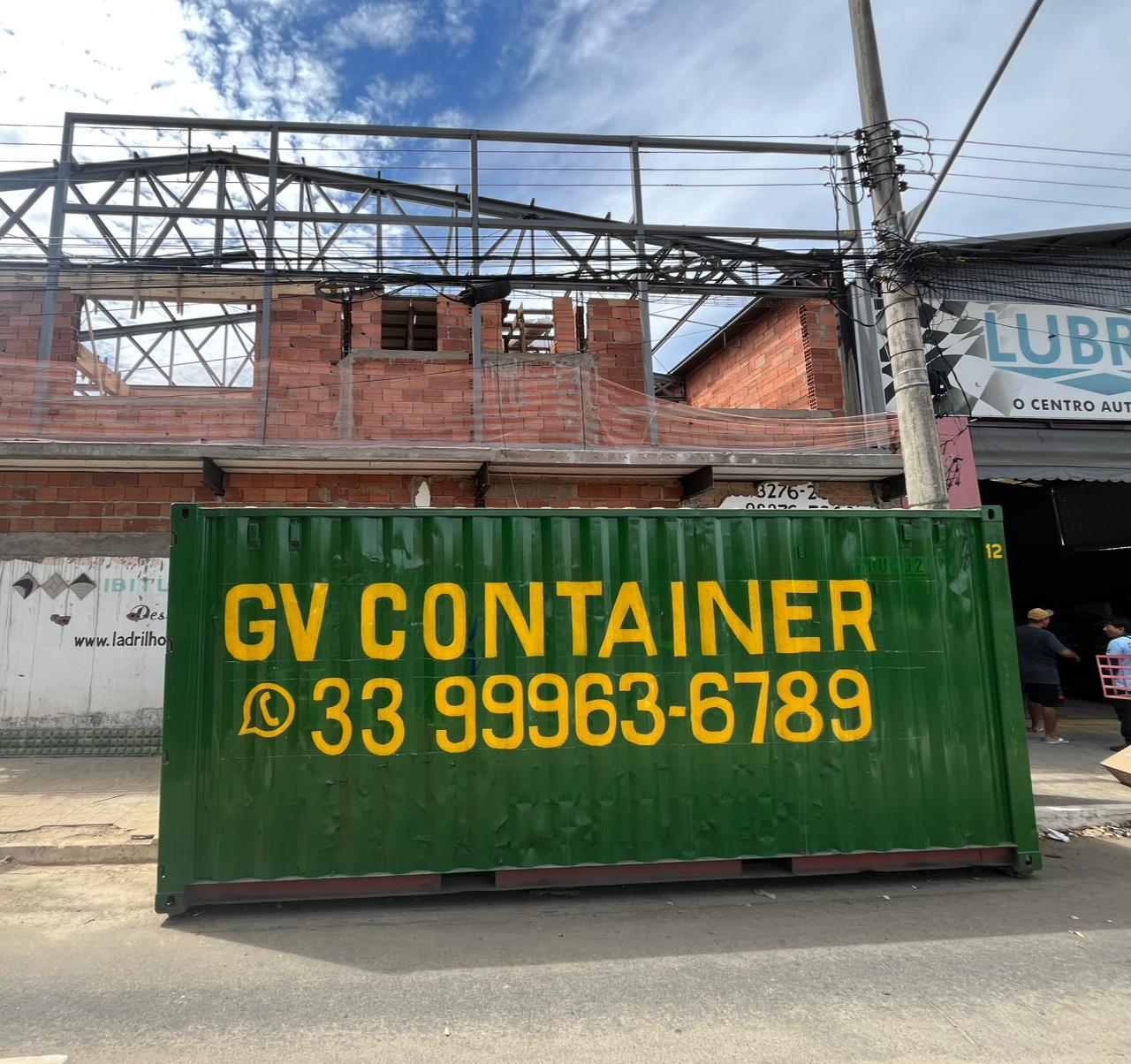 Container GV em frente a uma obra em execução