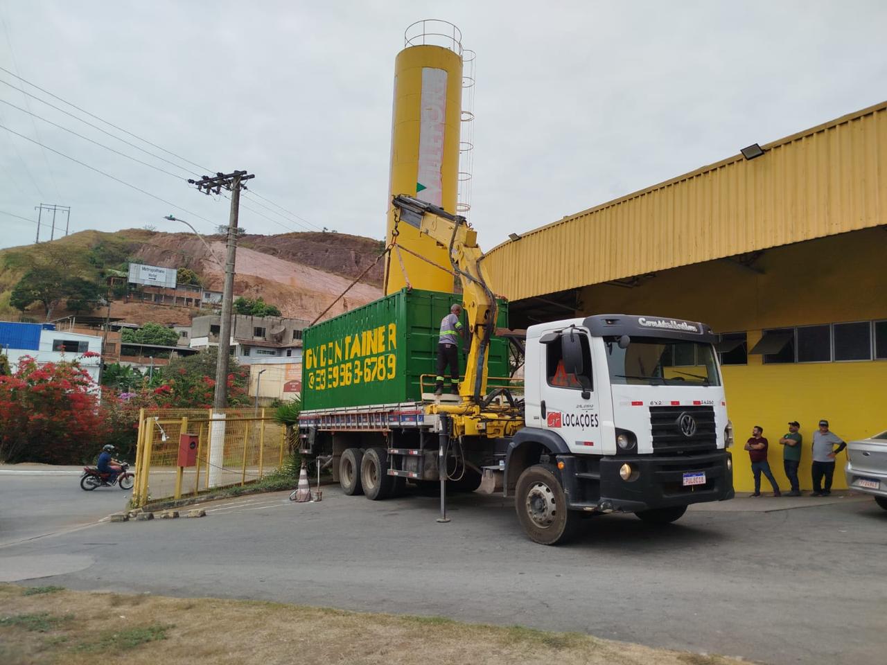 Container da GV sendo movimentado por um caminhão com guindaste